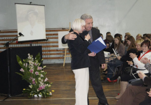 Dyrektor szkoły Jolanta Swiryd wraz z Kazimierzem Tischnerem